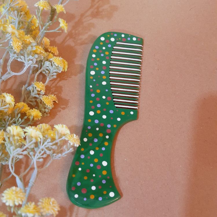 شانه دستی چوبی سبز کار شده با نقوش ماندالا و دات ماندالا توسط سهیلا میرزایی