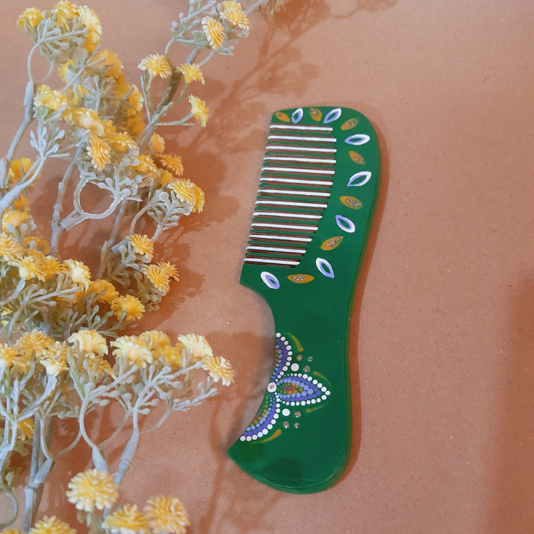 خرید شانه دستی سبز چوبی با نقوش ماندالا و دات ماندالا از فروشگاه رینبوآرت | ارسال رایگان در رشت