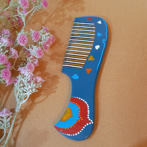 شانه دستی چوبی آبی کار شده با نقوش ماندالا و دات ماندالا توسط سهیلا میرزایی