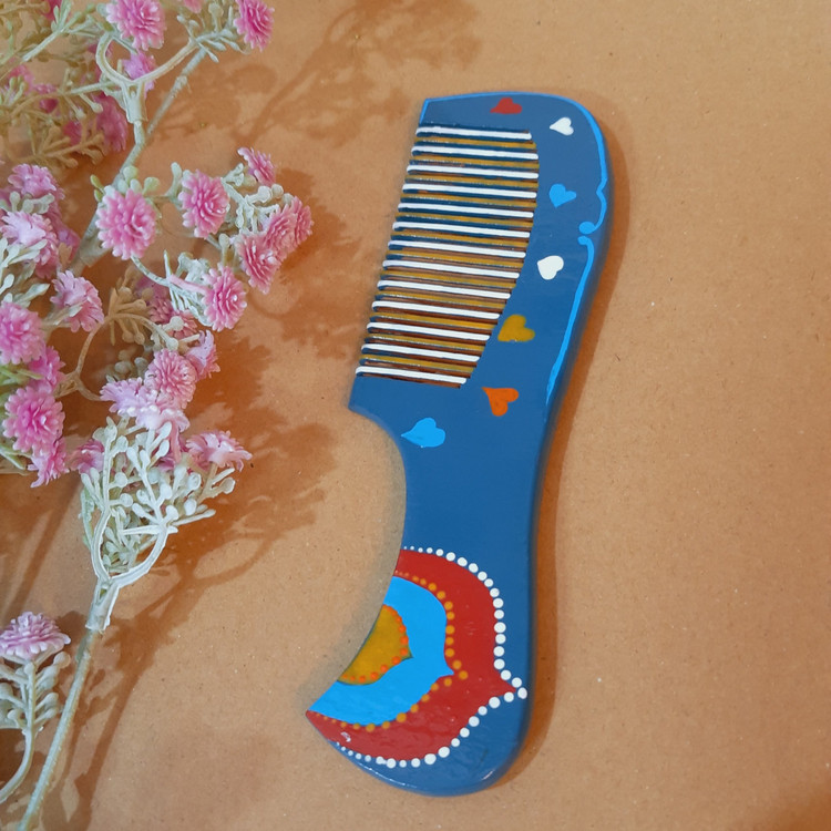 شانه دستی چوبی آبی کار شده با نقوش ماندالا و دات ماندالا توسط سهیلا میرزایی