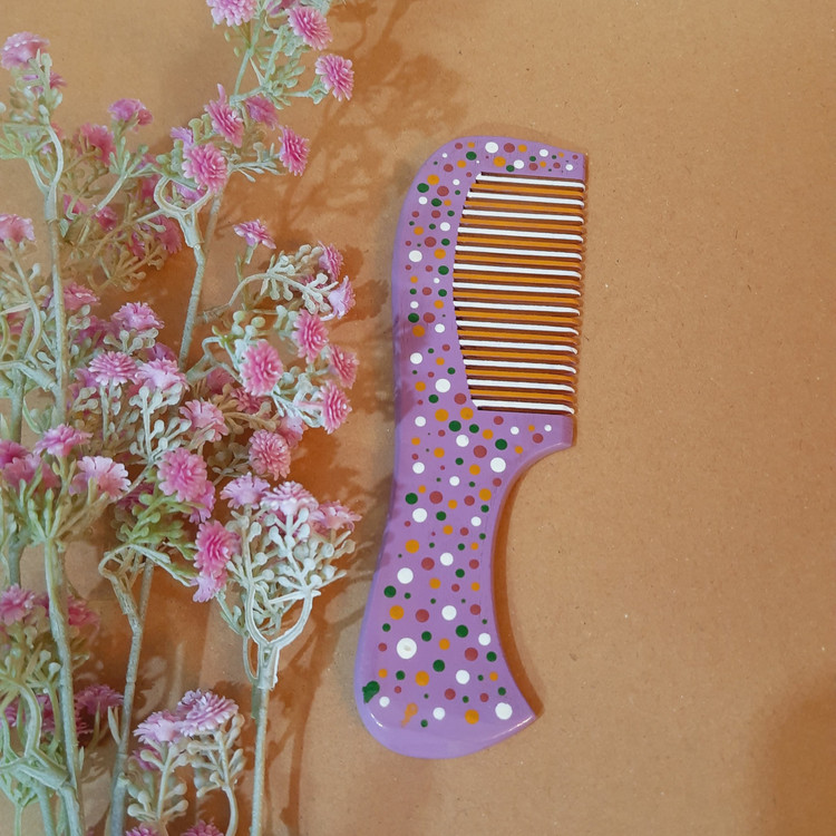 شانه دستی چوبی یاسی کار شده با نقوش ماندالا و دات ماندالا توسط سهیلا میرزایی