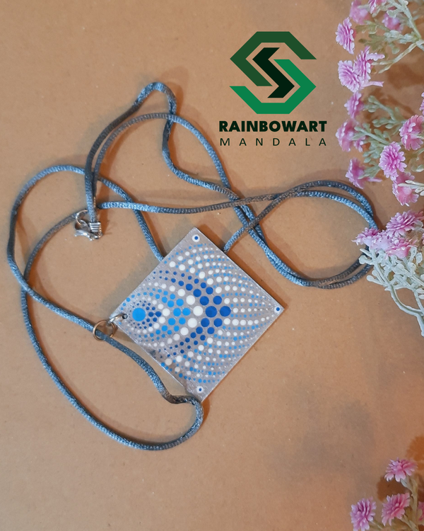 سفارش گردنبند مربعی ماندالا و دات ماندالا ساخته شده توسط سهیلا میرزایی در فروشگاه رینبوآرت