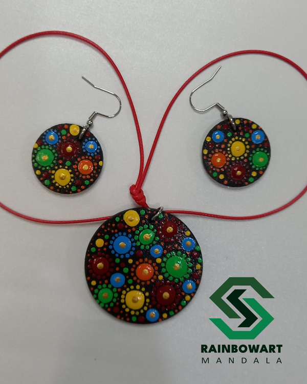 خرید ست گردنبند و گوشواره دایره ای مشکی چوبی با نقوش ماندالا و دات ماندالا از فروشگاه رینبوآرت