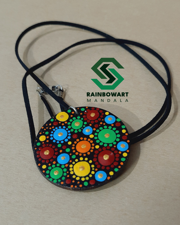 خرید گردنبند دایره ای مشکی با نقوش ماندالا و دات ماندالا کار شده توسط سهیلا میرزایی
