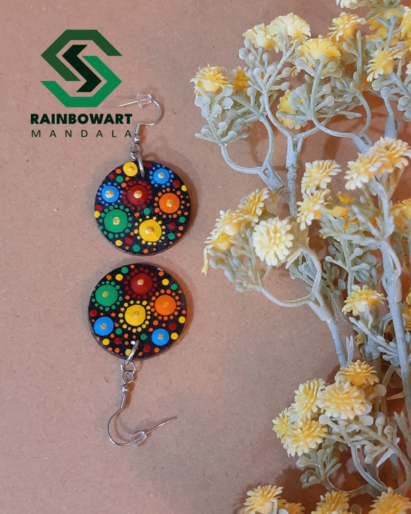 خرید گوشواره دایره ای چوبی مشکی با نقوش ماندالا و دات ماندالا از فروشگاه رینبوآرت | ساخته شده توسط سهیلا میرزایی