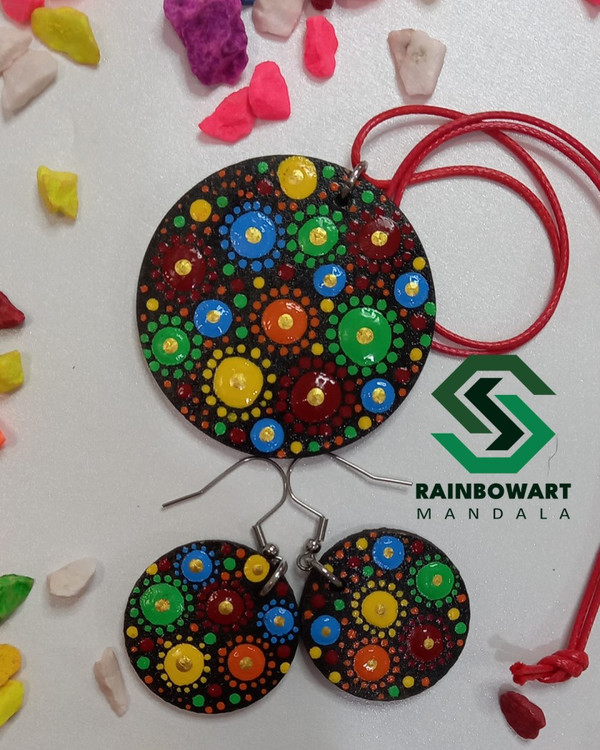 سفارش گردنبند و گوشواره دایره ای با طرح و رنگ دلخواه از فروشگاه رینبوآرت