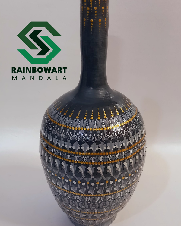 خرید کوزه سفالی طوسی کار شده با نقوش ماندالا و دات ماندالا توسط سهیلا میرزایی از فروشگاه رینبوآرت