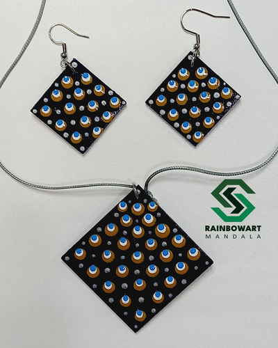 ست گردنبند و گوشواره مربعی سورمه ای اثر دست سهیلا میرزایی