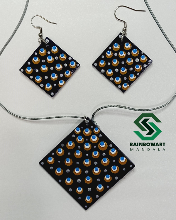 ست گردنبند و گوشواره مربعی سورمه ای اثر دست سهیلا میرزایی