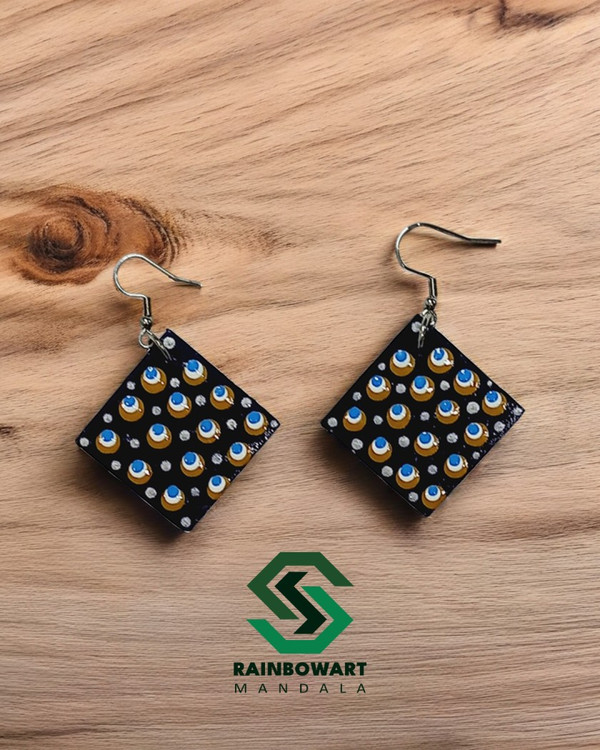 خرید جفت گوشواره سورمه ای مربعی با نقوش ماندالا و دات ماندالا کار شده توسط سهیلا میرزایی از فروشگاه رینبوآرت