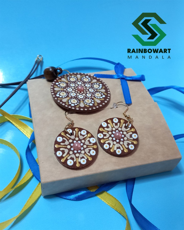 ست گردنبند و گوشواره قهوه ای با نگین نارنجی اثر دست سهیلا میرزایی