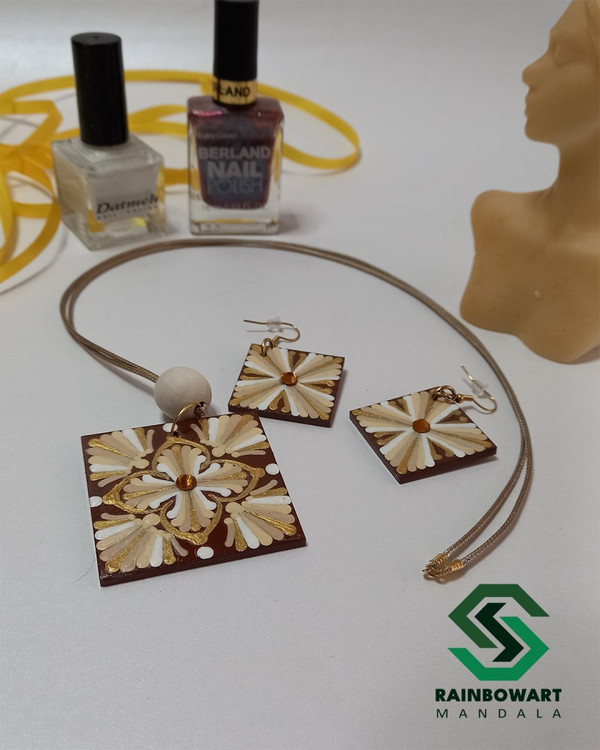 ست گردنبند و گوشواره قهوه ای اثر دست سهیلا میرزایی