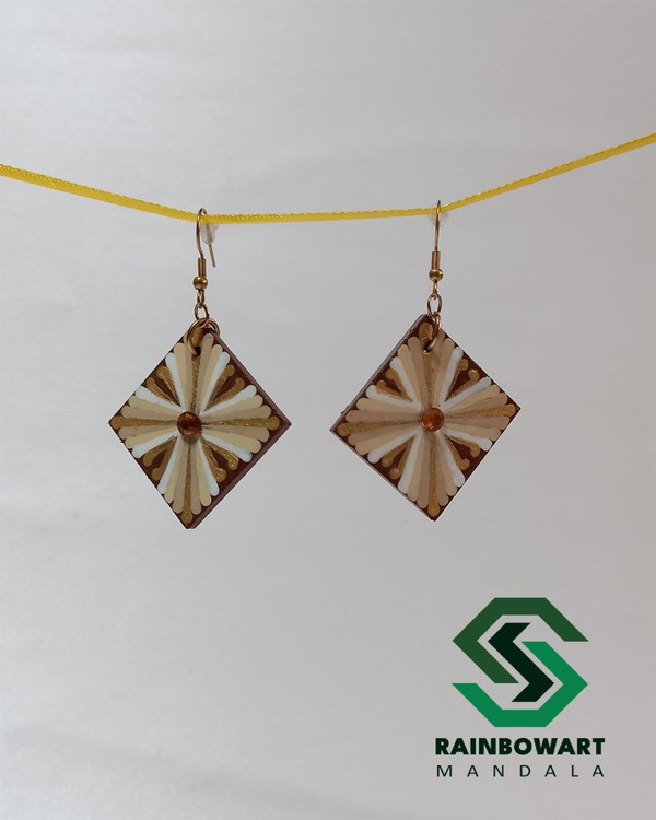 خرید جفت گوشواره قهوه ای مربعی با نقوش ماندالا و دات ماندالا کار شده توسط سهیلا میرزایی از فروشگاه رینبوآرت