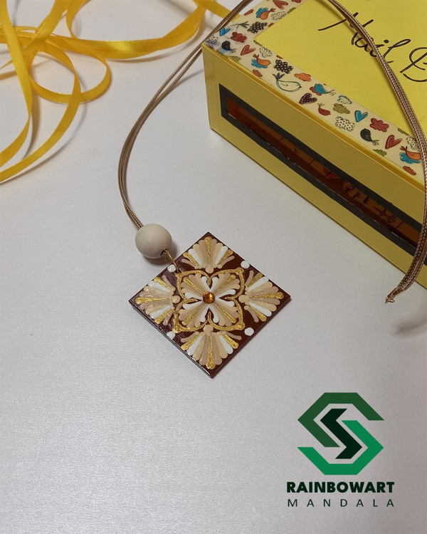 سفارش گردنبند مربعی ماندالا و دات ماندالا ساخته شده توسط سهیلا میرزایی در فروشگاه رینبوآرت