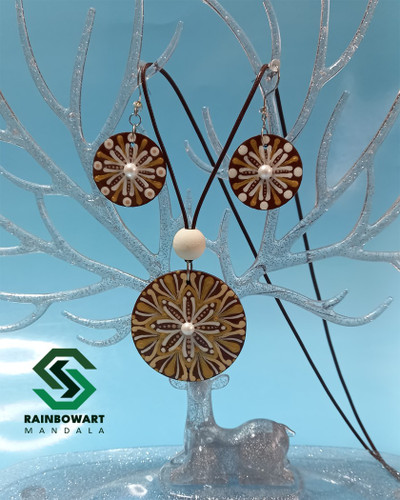 خرید ست گردنبند و گوشواره دایره ای قهوه ای چوبی با نقوش ماندالا و دات ماندالا از فروشگاه رینبوآرت