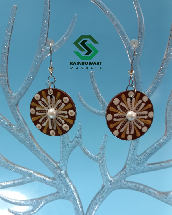 خرید گوشواره دایره ای چوبی قهوه ای با نگین سفید و نقوش ماندالا و دات ماندالا از فروشگاه رینبوآرت | ساخته شده توسط سهیلا میرزایی