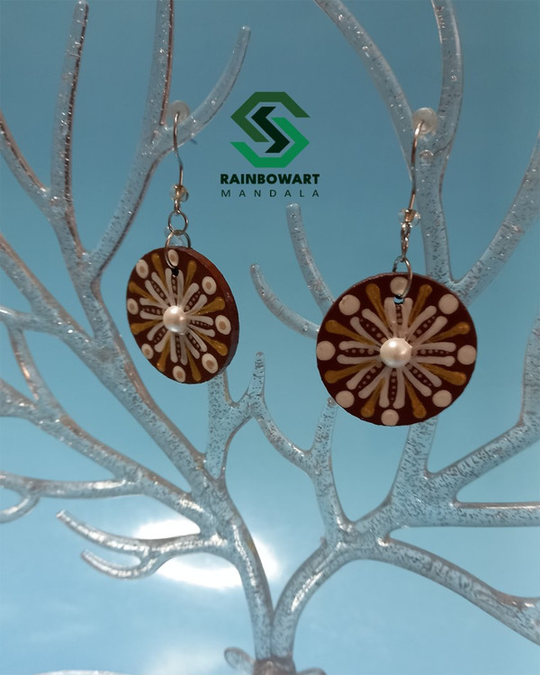 گوشواره چوبی دایره ای قهوه ای | نگین سفید | نقوش ماندالا و دات ماندالا | ساخته شده توسط سهیلا میرزایی | خرید از فروشگاه رینبوآرت | ارسال رایگان در رشت