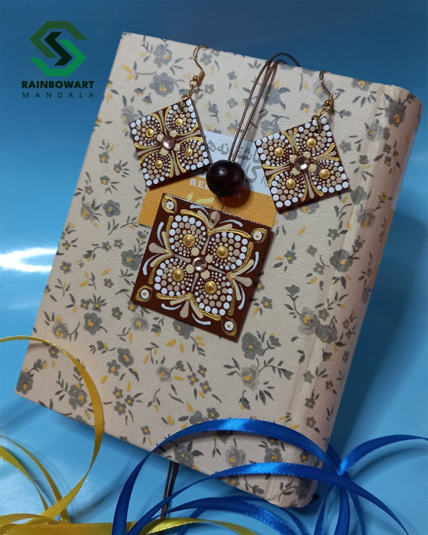 ست گردنبند و گوشواره قهوه ای با نگین طلایی اثر دست سهیلا میرزایی