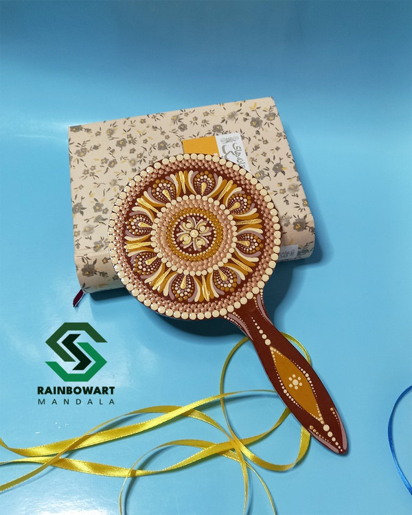 خرید آینه دستی چوبی قهوه ای با نقوش ماندالا و دات ماندالا از فروشگاه رینبوآرت