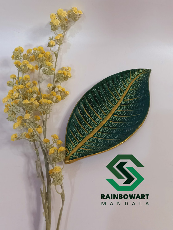 طرف تزئینی برگ شکل سبز رنگ | نقوش ساده ماندالا و دات ماندالا | ساخته شده توسط سهیلا میرزایی | خرید از فروشگاه رینبوآرت | ارسال رایگان در رشت