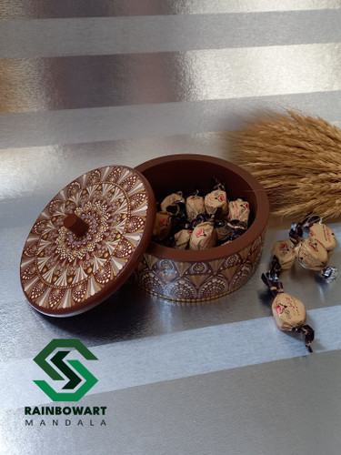 شکلات خوری قهوه ای چوبی با نقوش ماندالا و دات ماندالا ساخته شده توسط سهیلا میرزایی