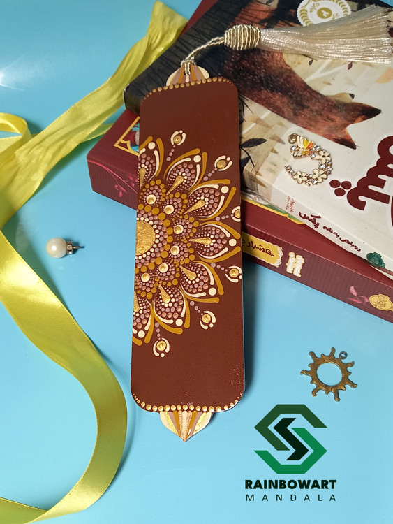 بوکمارک چوبی قهوه ای با نقوش ماندالا و دات ماندالا ساخته شده توسط سهیلا میرزایی