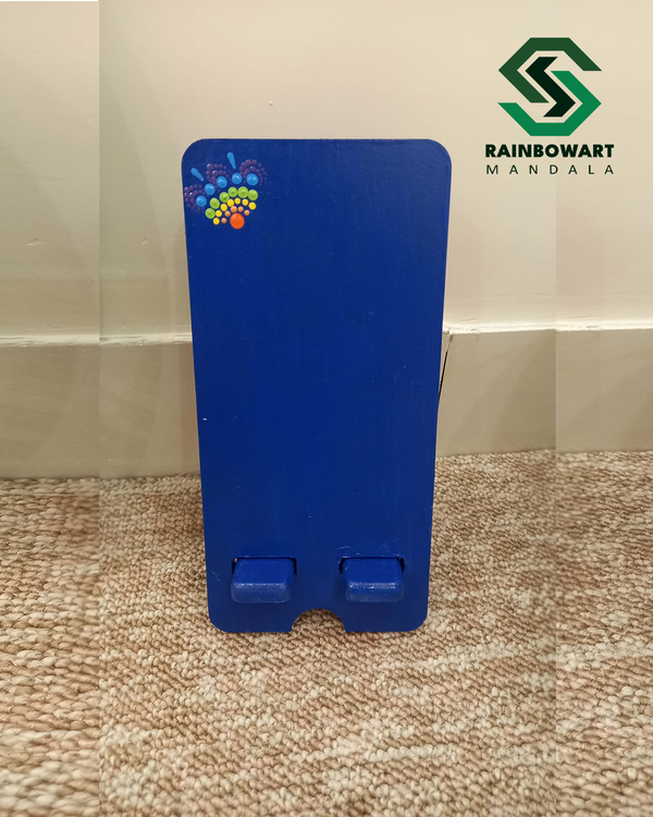هولدر موبایل چوبی آبی | کار شده با نقوش ماندالا و دات ماندالا توسط سهیلا میرزایی | سفارش با رنگ و طرح دلخواه از فروشگاه رینبوآرت | ارسال رایگان در رشت
