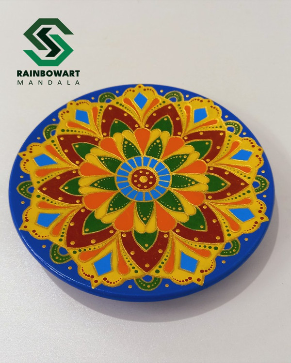 دیوارکوب کوچک از ست دیوارکوب ها کار شده با نقوش ماندالا و دات ماندالا توسط سهیلا میرزایی سفارش از فروشگاه رینبوآرت