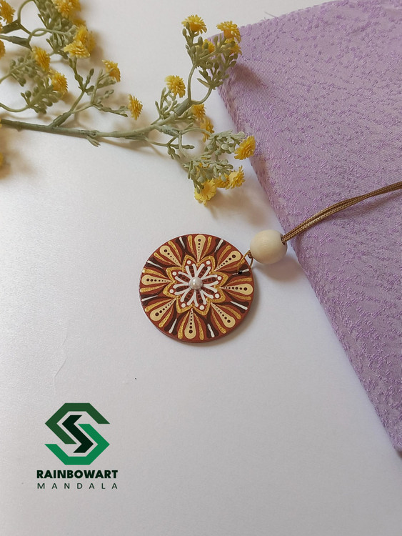 خرید گردنبند دایره ای قهوه ای با نگین سفید و نقوش ماندالا و دات ماندالا کار شده توسط سهیلا میرزایی