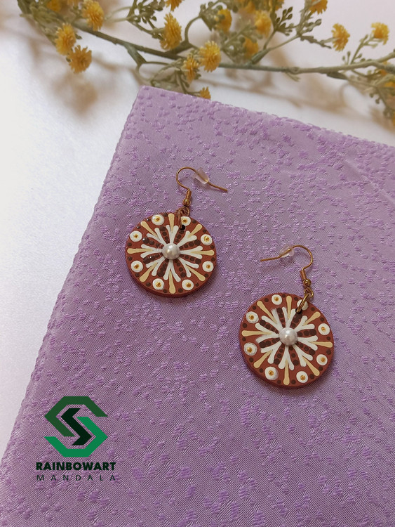 گوشواره های قهوه ای دایره ای با نگین سفید و نقوش ماندالا و دات ماندالای کرمی و قهوه ای ساخته شده توسط سهیلا میرزایی