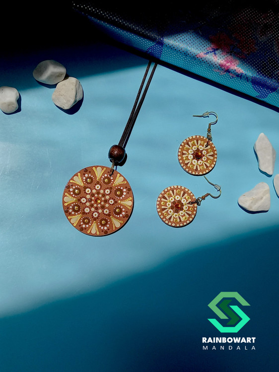 خرید گردنبند دایره ای قهوه ای با نقوش ماندلا و دات ماندالا از فروشگاه رینبوآرت