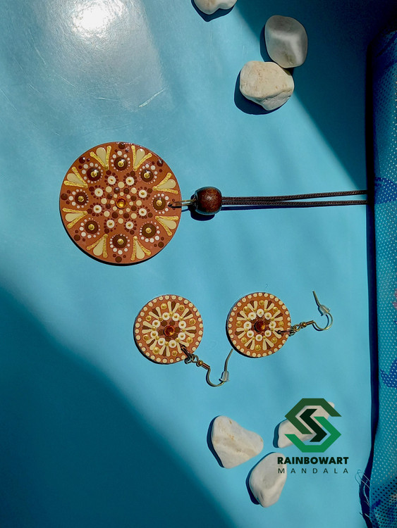 ست گردنبند و گوشواره قهوه ای با طرح های ماندالا و دات ماندالا ساخته شده توسط سهیلا میرزایی