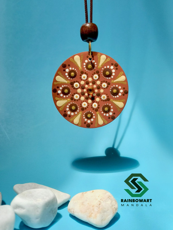 گردنبند دایره ای قهوه ای طرح ماندالا و دات ماندالا ساخته شده توسط سهیلا میرزایی