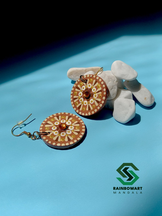 جفت گوشواره دایره ای قهوه ای طرح ماندالا و دات ماندالا ساخته شده توسط سهیلا میرزایی