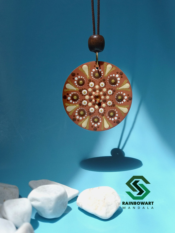 خرید گردنبند چوبی دایره ای قهوه ای با طرح ماندالا و دات ماندالا