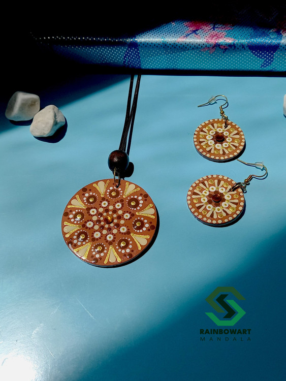 گردنبند و گوشواره دایره ای قهوه ای با نگین الماسی نارنجی کار شده توسط سهیلا میرزایی