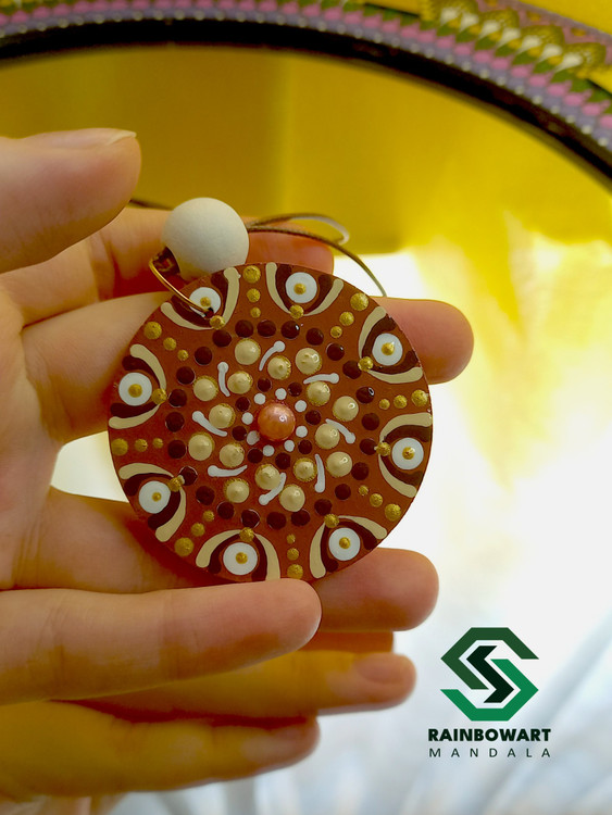 سفارش گردنبند دایره ای ماندالا و دات ماندالا ساخته شده توسط سهیلا میرزایی در فروشگاه رینبوآرت