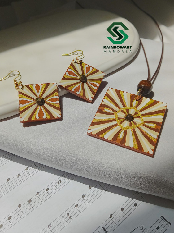 ست گردنبند و گوشواره مربعی قهوه ای | نقوش ماندالا و دات ماندالا | نگین قهوه ای | ساخته شده توسط سهیلا میرزایی | خرید از فروشگاه رینبوآرت | ارسال رایگان در رشت