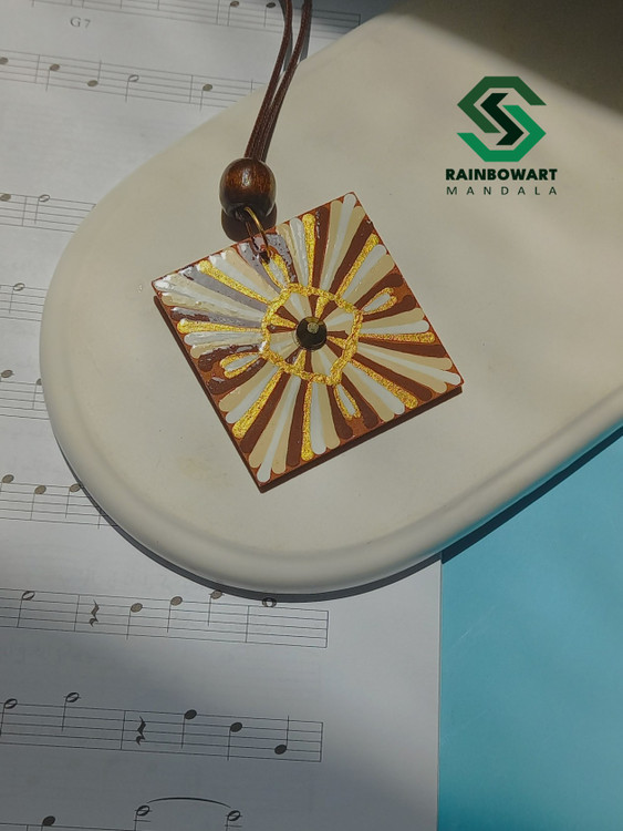 گردنبند قهوهای هنری با طرحهای سنتی ماندالا