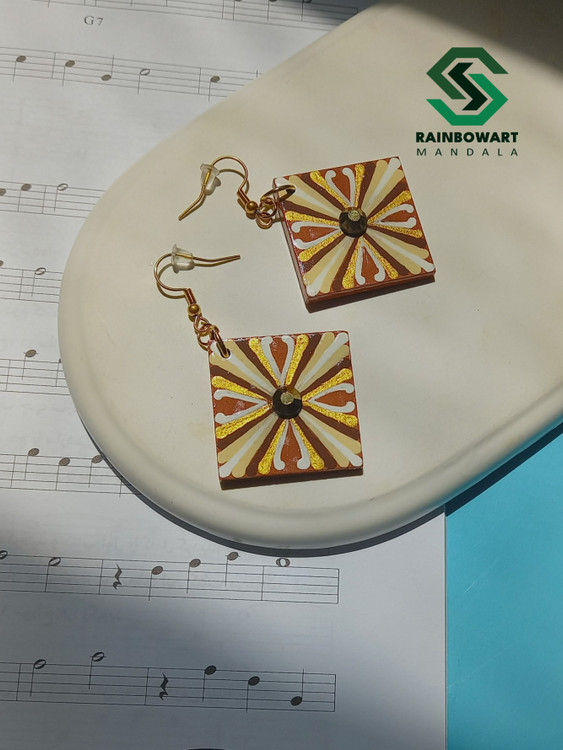 خرید جفت گوشواره قهوه ای مربعی با نقوش ماندالا و دات ماندالا کار شده توسط سهیلا میرزایی از فروشگاه رینبوآرت