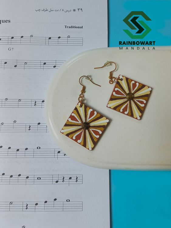 سفارش طرح و رنگ دلخواه گوشواره مربعی دات ماندالا و ماندالا ساخته شده توسط سهیلا میرزایی