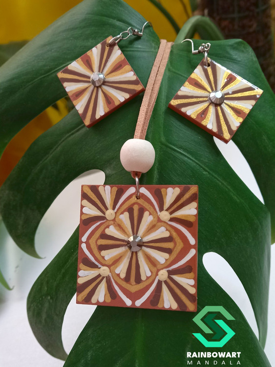 ست کامل گردنبند و گوشواره با طراحی ماندالا و دات ماندالا، روی برگ گل – طراحی توسط Soheila Mirzaei | برند RainbowArt