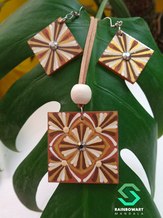 عکس هنری از ست زیورآلات چوبی مربعی با طرح mandala، دستساز و خاص، مناسب استایلهای boho