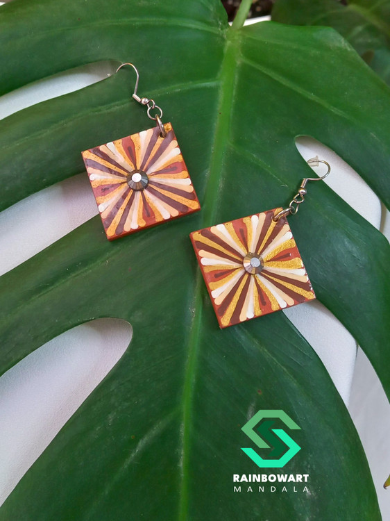 گوشوارههای چوبی مربعی با طراحی ماندالا در رنگهای earthy – محصول دستساز برند RainbowArt