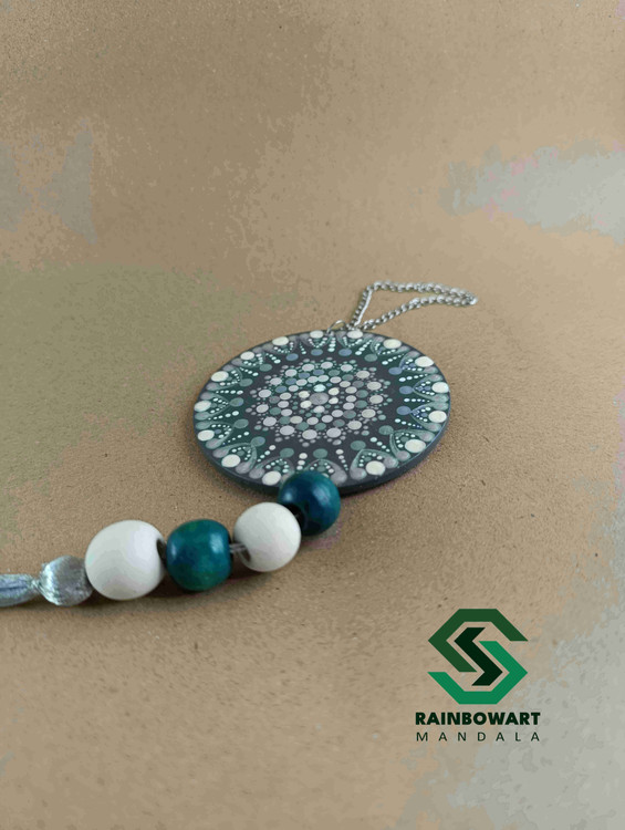 آویز آینه ای طوسی چوبی ماشین با نقوش ماندالا و دات ماندالا ساخته شده توسط سهیلا میرزایی | خرید از فروشگاه رینبوآرت | ارسال رایگان در رشت