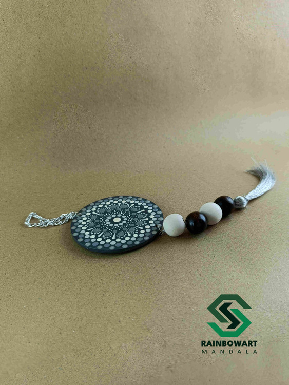 آویز آینه ای طوسی چوبی ماشین با نقوش ماندالا و دات ماندالا ساخته شده توسط سهیلا میرزایی | خرید از فروشگاه رینبوآرت | ارسال رایگان در رشت