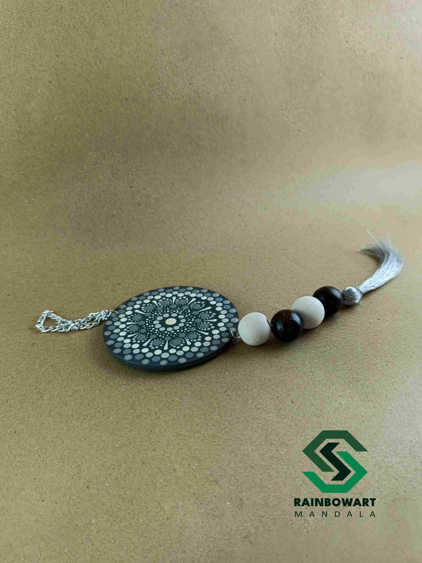 آویز آینه ای طوسی چوبی ماشین با نقوش ماندالا و دات ماندالا ساخته شده توسط سهیلا میرزایی | خرید از فروشگاه رینبوآرت | ارسال رایگان در رشت