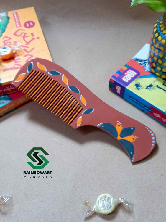 شانه دستی چوبی قهوه ای کار شده با نقوش ماندالا و دات ماندالا توسط سهیلا میرزایی