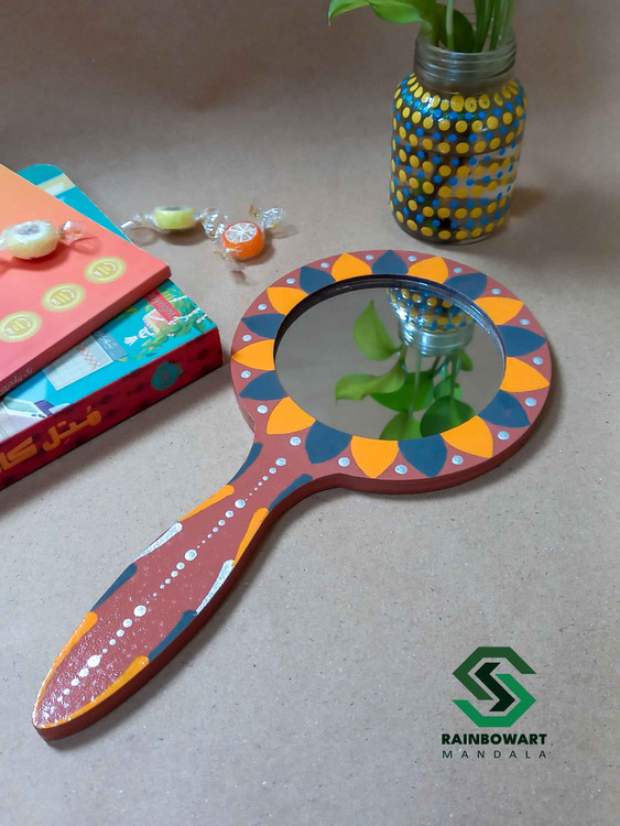 ست شانه و آینه دستی چوبی قهوه ای با نقوش ماندالا و دات ماندالا ساخت شده توسط سهیلا میرزایی