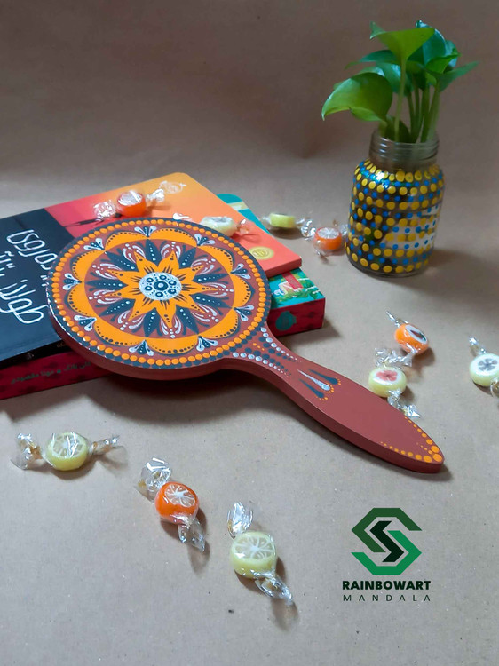 ست شانه و آینه دستی چوبی قهوه ای با نقوش ماندالا و دات ماندالا ساخت شده توسط سهیلا میرزایی